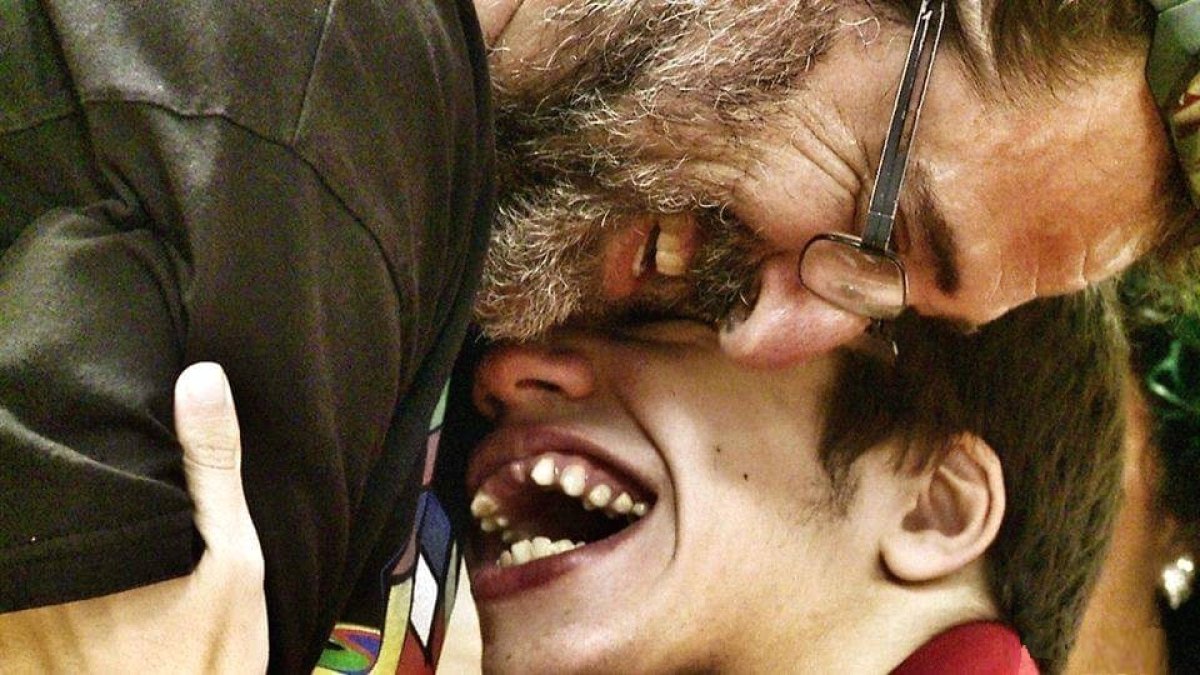 José Ferrer abrazando al pequeño y feliz Ángel, como muestra la foto de Sonia Vizcaíno.