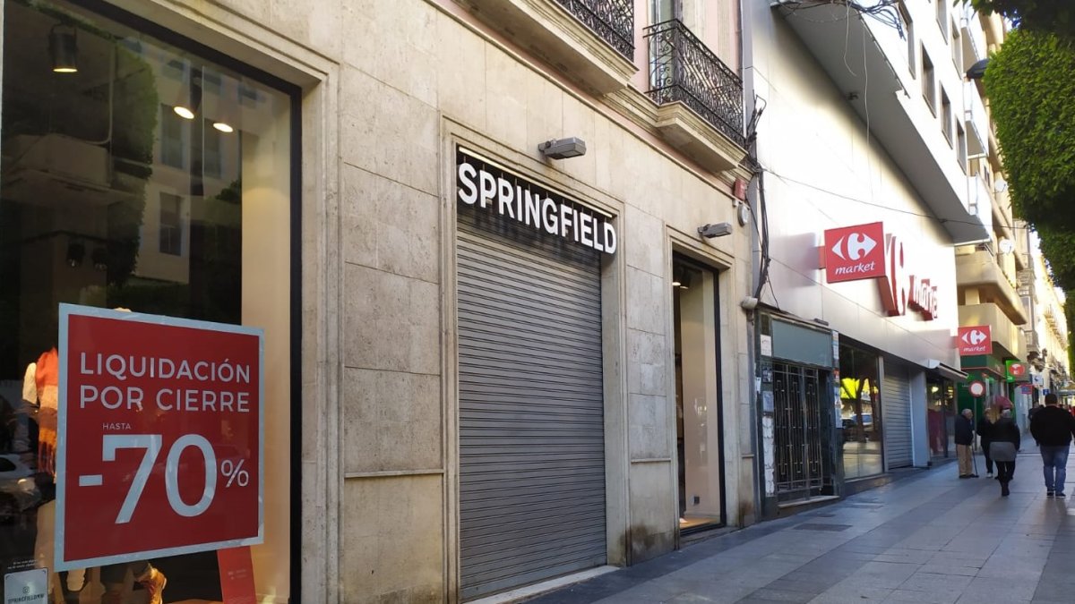 El local de Springfield en el Paseo de Almería cerró sus puertas el pasado marzo.