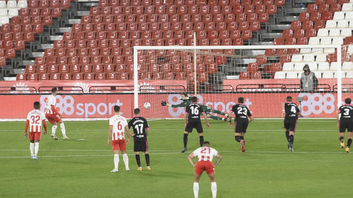 lazo anotando de penalti frente al Tenerife.