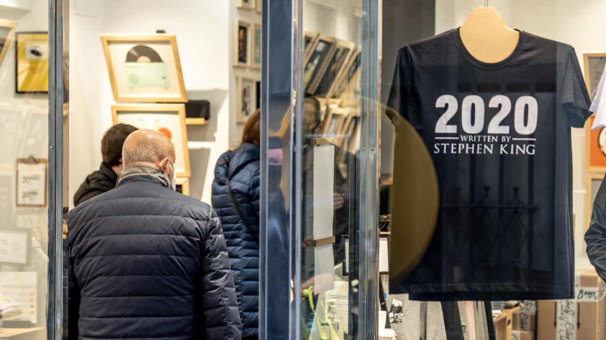 Una tienda de camisetas en la calle Sierpes de Sevilla, durante este puente.