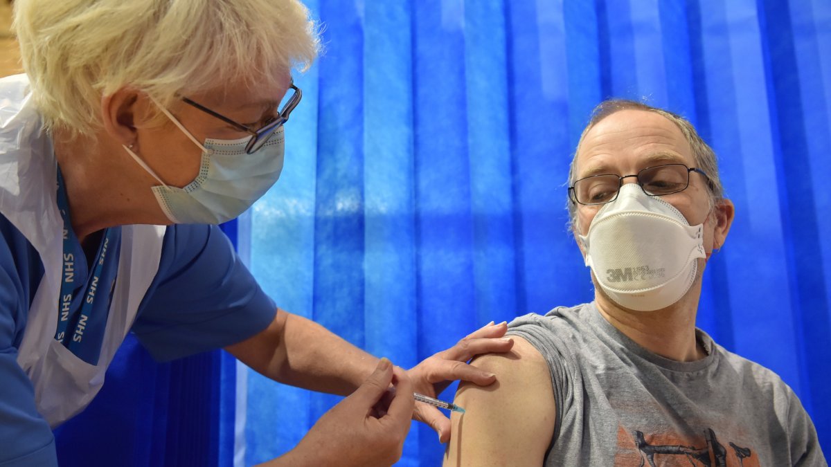 Un ciudadano de Gales recibe una de las primeras dosis de la vacuna de Pfizer.