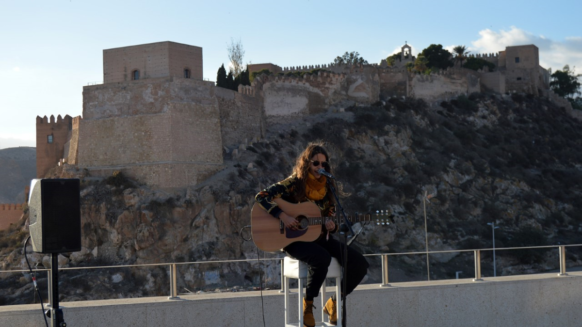 Lena Carrilero actuó en la terraza del CIP y el ayuntamiento hace unos días.
