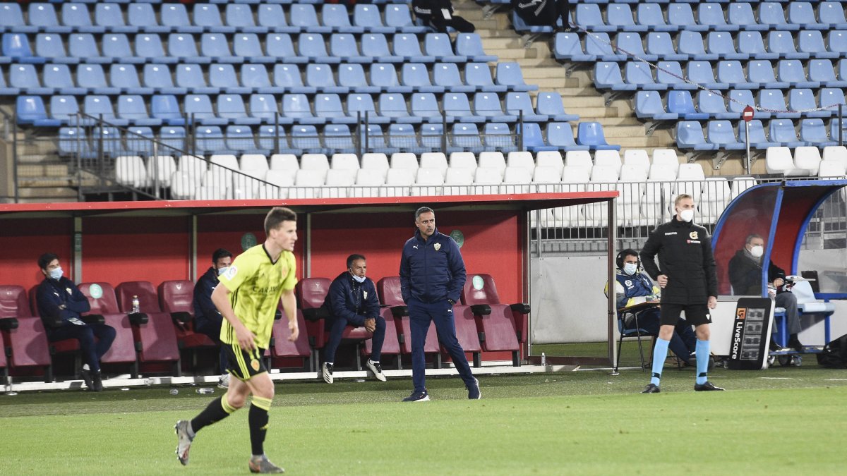 José Gomes viviendo el partido intensamente en la banda.