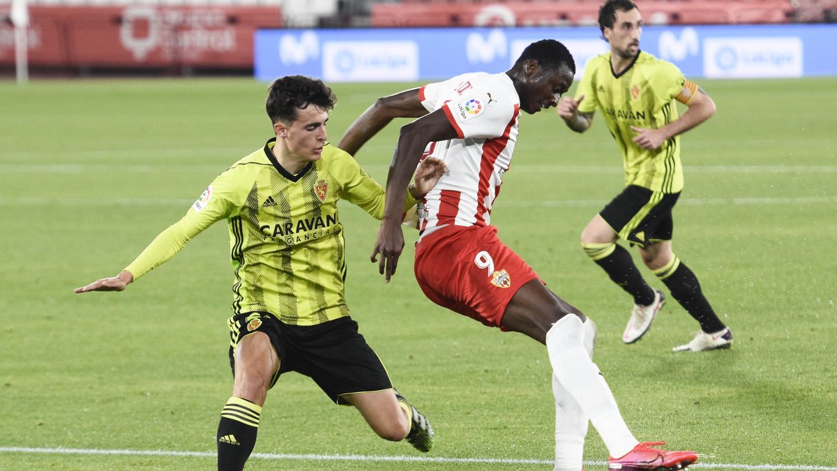 El delantero Umar Sadiq protege la pelota.