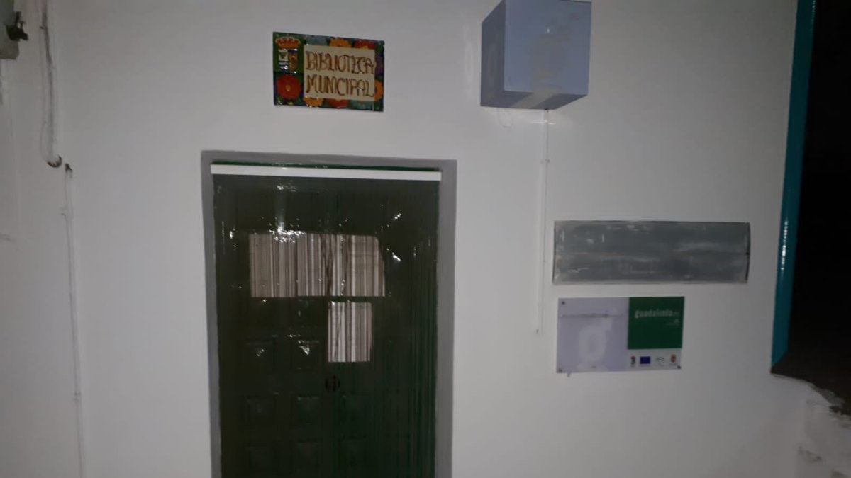 La Biblioteca Pública Municipal de Senés fue inaugurada en el año 2004 siendo el principal proyecto que Francisco Javier Sola.