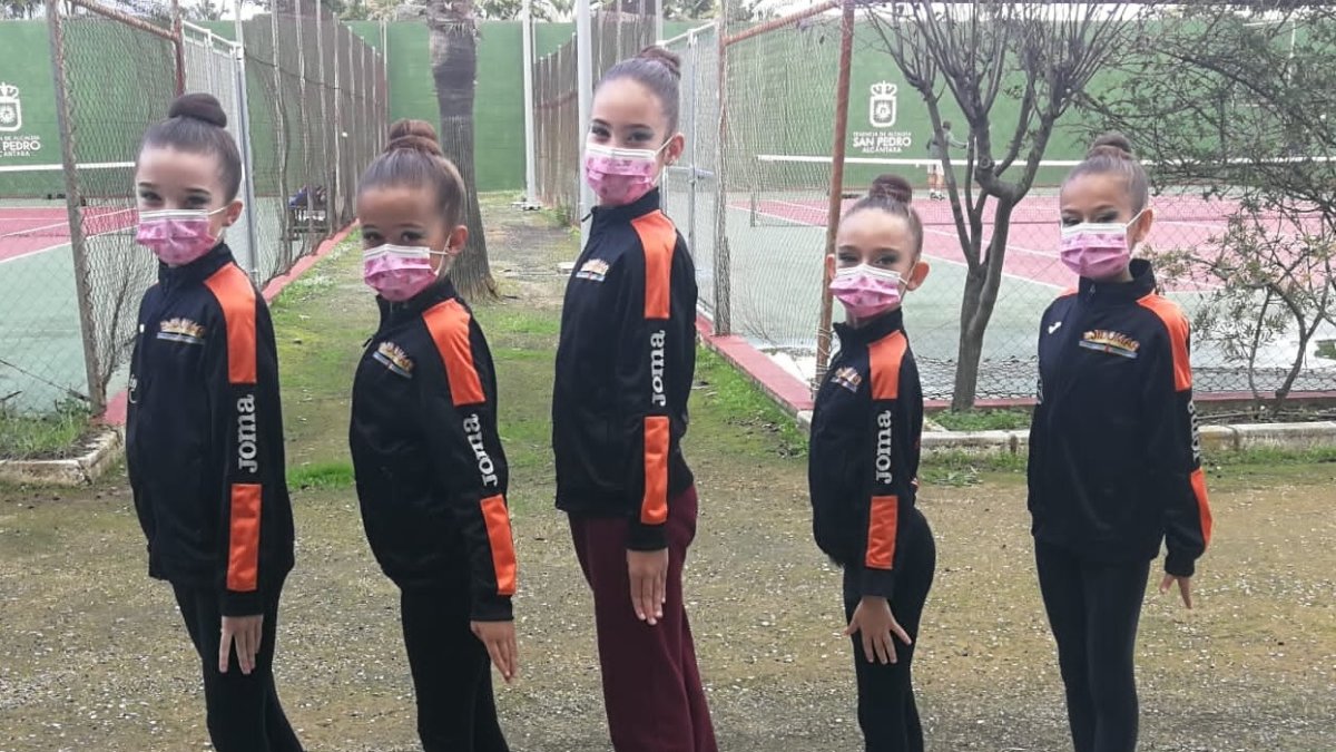 Representantes del Club Indalrítmica El Ejido a nivel comunitario.