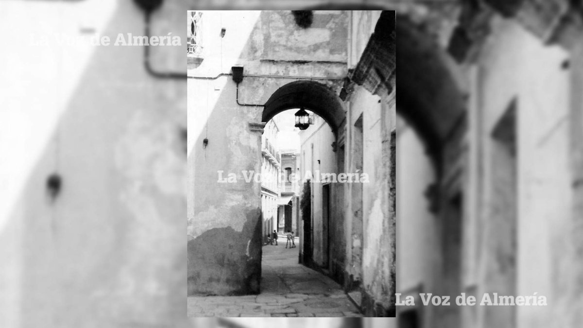 La vieja calle del Arco hacia 1970. Era un buen escenario para los niños y un gran ejemplo de la Almería de otro siglo que pasaba desapercibida.