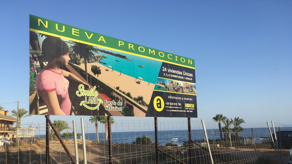 Cartel de la promoción urbanística de los nuevos propietarios.