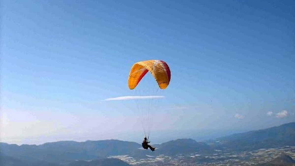 Foto de archivo de un parapentista en Almería.