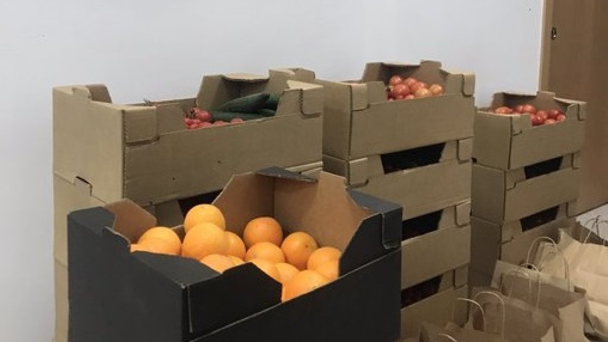 Cajas de fruta y verdura repartidas por la Hermandad de Pasión.