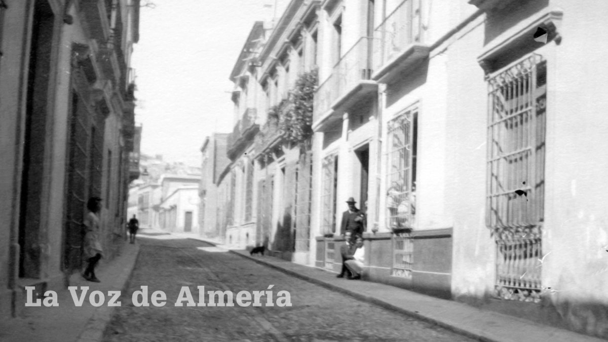 La calle de la reina  en los años treinta, cuando faltaba mucho para que la llenaran de edificios.