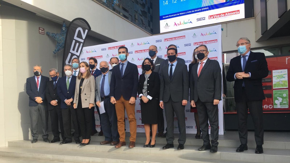 Foto de familia de organizadores y participantes en la mesa redonda antes del comienzo, en la puerta de la EMMA.