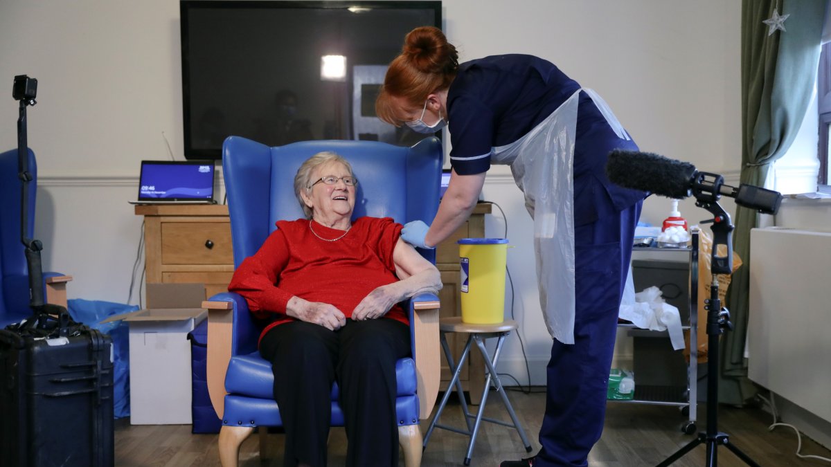 Una mujer de 90 años recibe la vacuna contra el coronavirus en el Reino Unido.