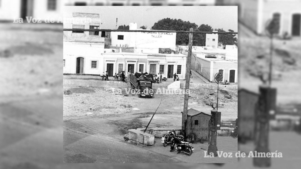 La caseta de madera del operario y el surtidor de gasolina que presidía la esquina de la calle de Granada y la Rambla de Belén.
