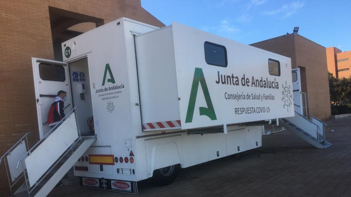 Los primeros almerienses que se someten a los test de antígenos en el camión-covid.