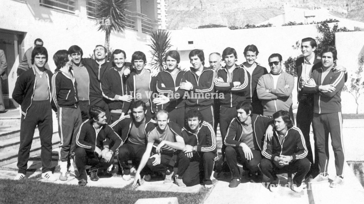 El humilde chándal de los jugadores del Almería en el verano de 1976, cuando se concentraron para jugarse el ascenso frente al Tarrasa.