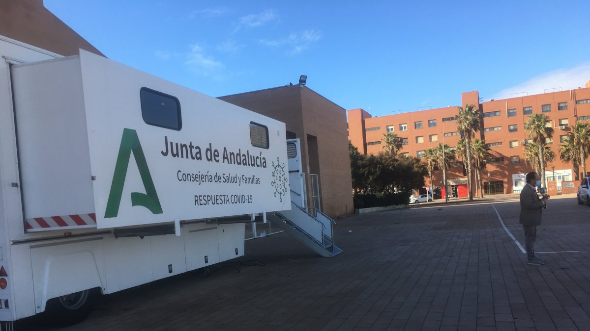 Equipo móvil para cribados masivos junto al Auditorio \'Maestro Padilla\' de la capital almeriense.