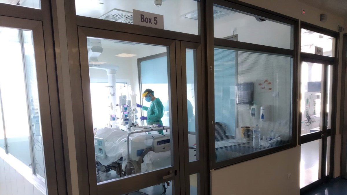 Interior de una UCI en Huelva.