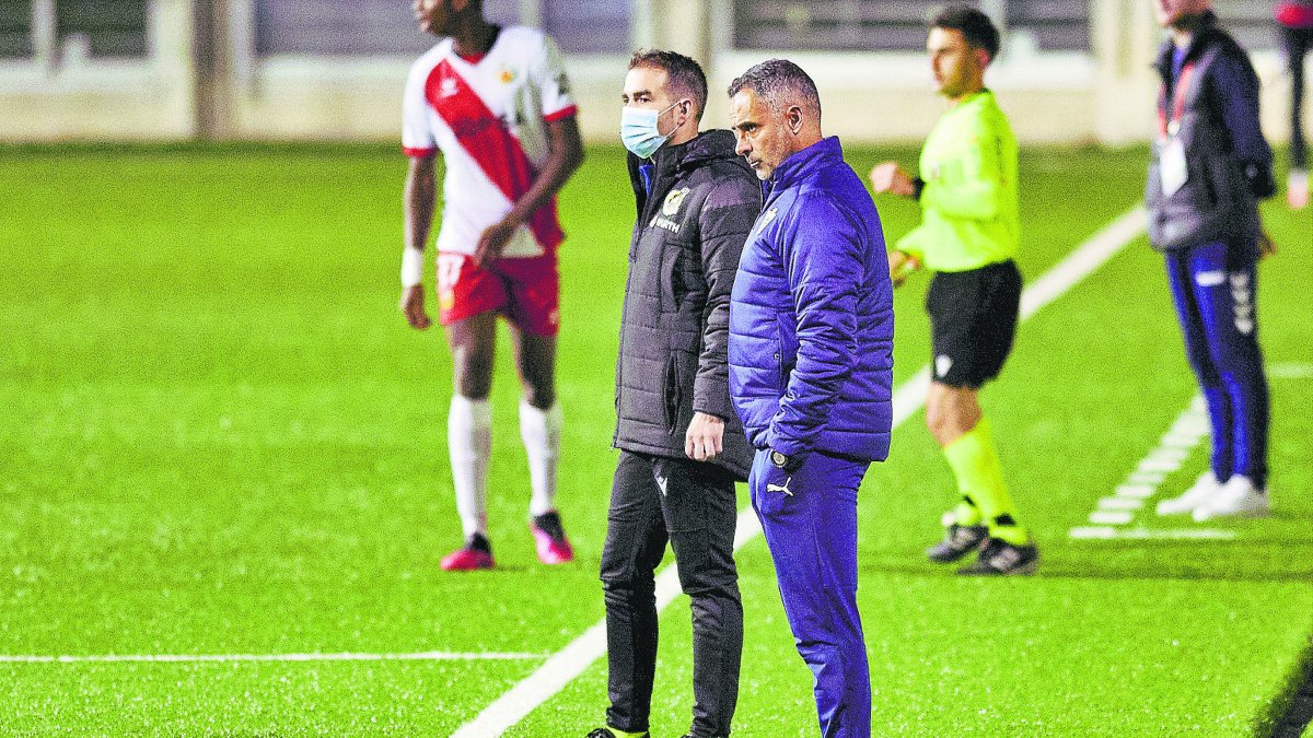 José Gomes concentrado en la banda del Municipal.