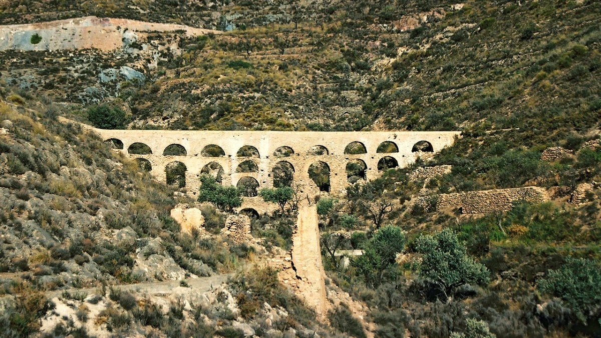 Imagen de los espectaculares arcos y el paraje del conjunto de Carcauz.