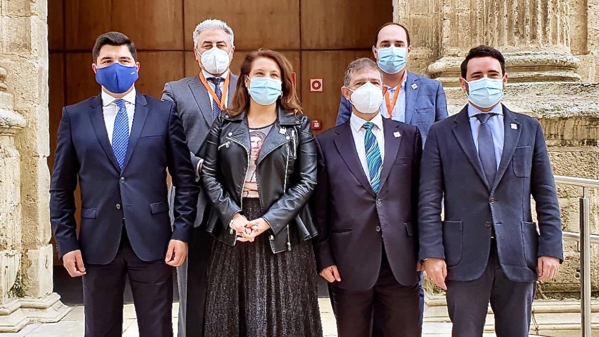 Foto de famila a las puertas del Parlamento tras la aprobación del Pacto