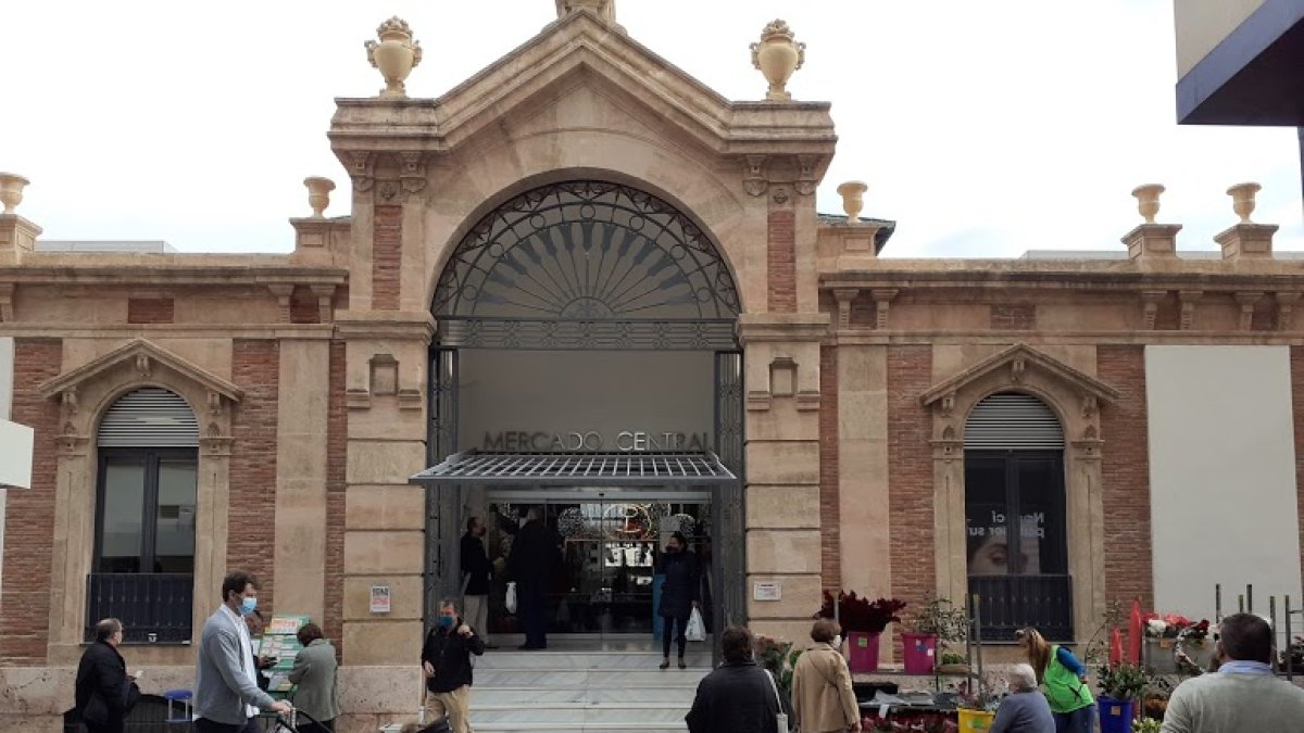 Almerienses en torno al Mercado Central antes del comienzo de la desescalada en Andalucía.