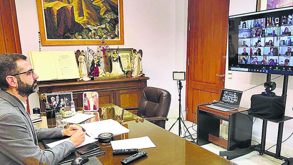El alcalde durante la sesión plenaria telemática