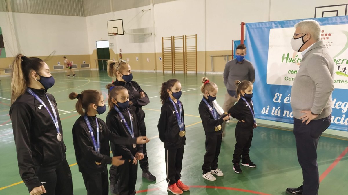 Recepción a las gimnastas Celia, Gabriela y Blanca, junto a sus compañeras de club.