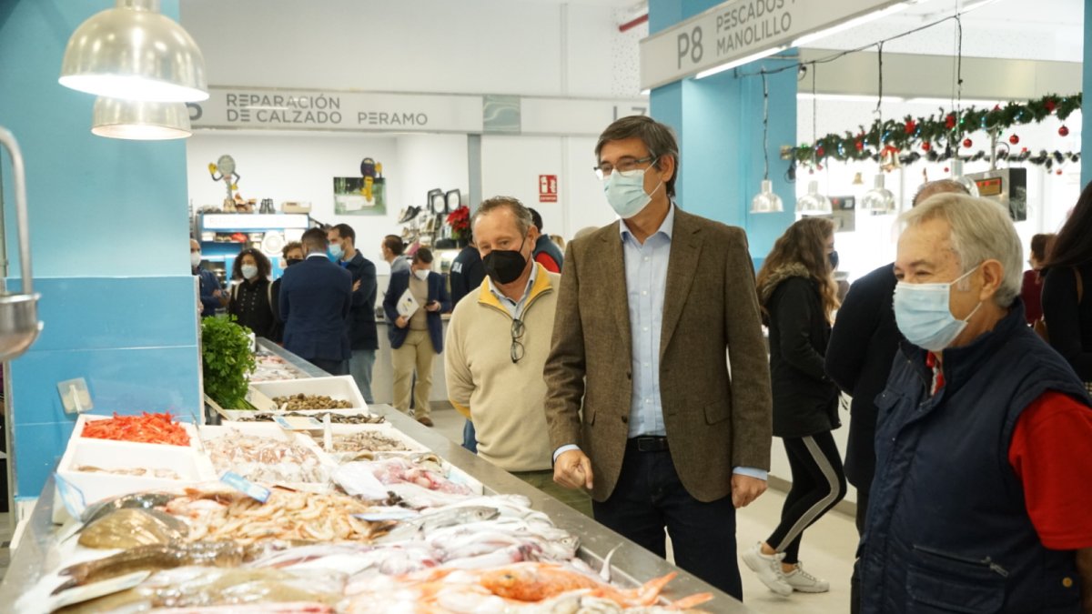 El alcalde de Adra visitando las nuevas instalaciones del Mercado.
