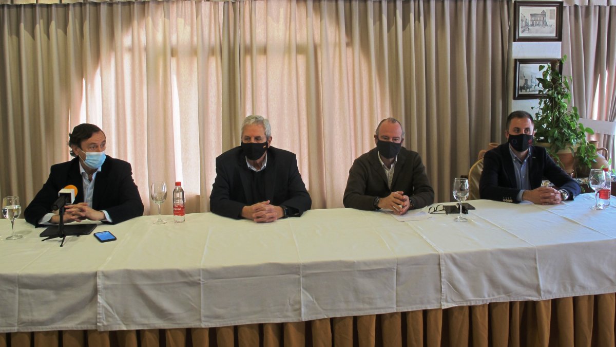 Los senadores populares Rafael Hernando y Luis Rogelio Rodríguez, junto al alcalde y el primer teniente de alcalde.