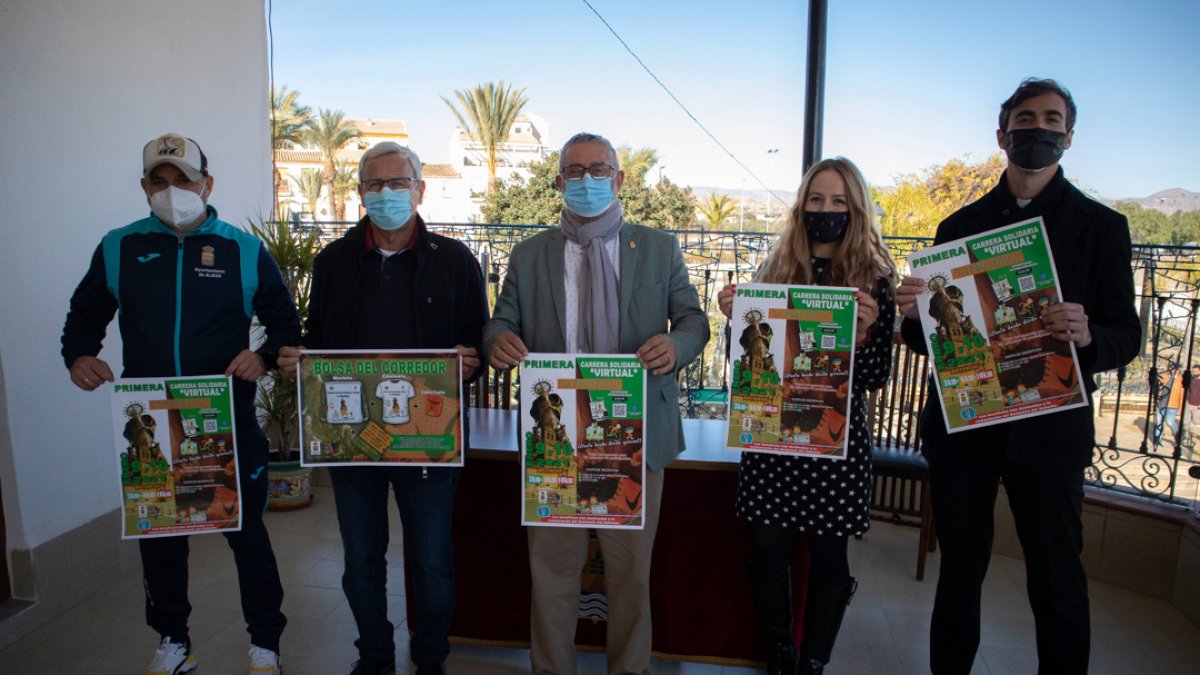Autoridades y personal del Ayuntamiento junto al párroco en la presentación de la carrera.