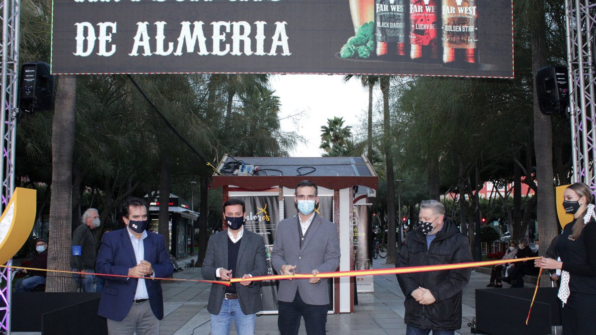 El presidente de la Diputación y el alcalde cortando la cinta inaugural.