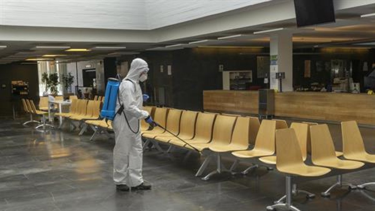 Los centros sanitarios son uno de los principales lugares de riesgo.