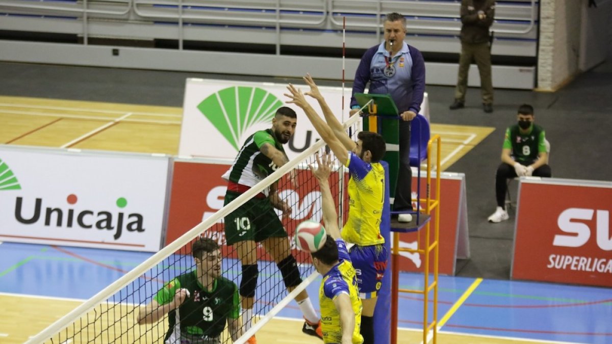 Una jugada del partido.