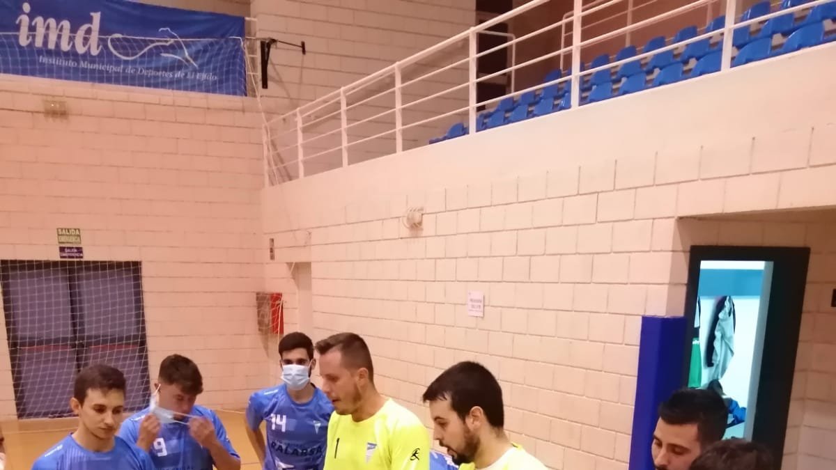 Los jugadores ejidenses recibiendo instrucciones.