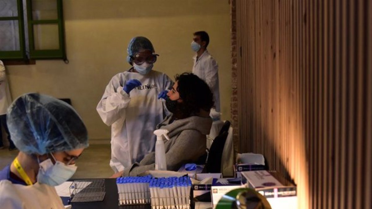 Almerienses se someten a un test de antígenos durante los cribados masivos.