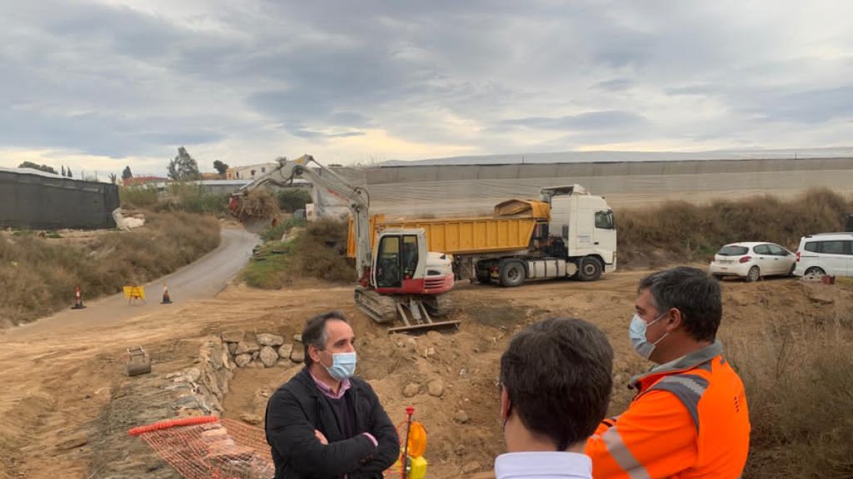 El concejal de Agricultura, Juan José Segura, ha visita la zona de Cortijos de Abajo, en el barrio de Cabo de Gata.