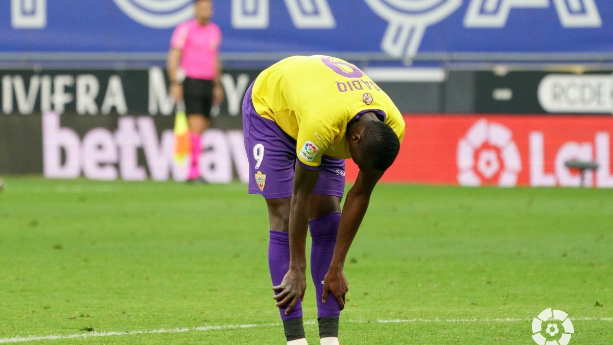 Umar Sadiq, que estuvo muy activo, se lamenta después de fallar un gol.