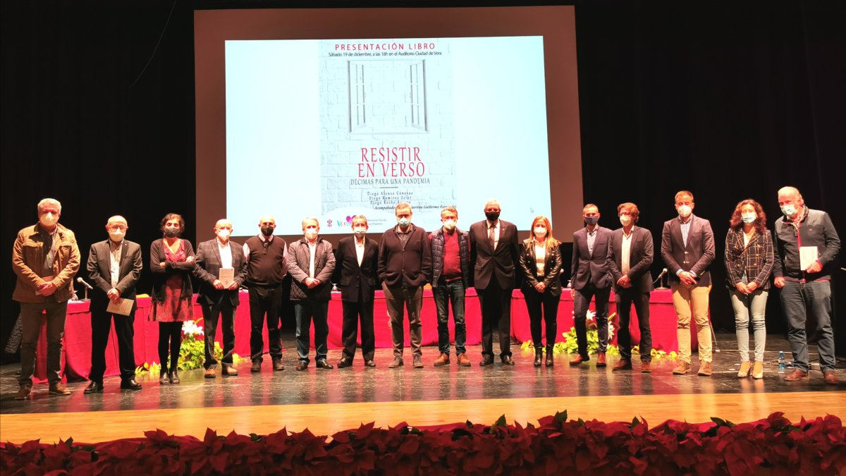 Fotografía de familia tras la presentación del libro.