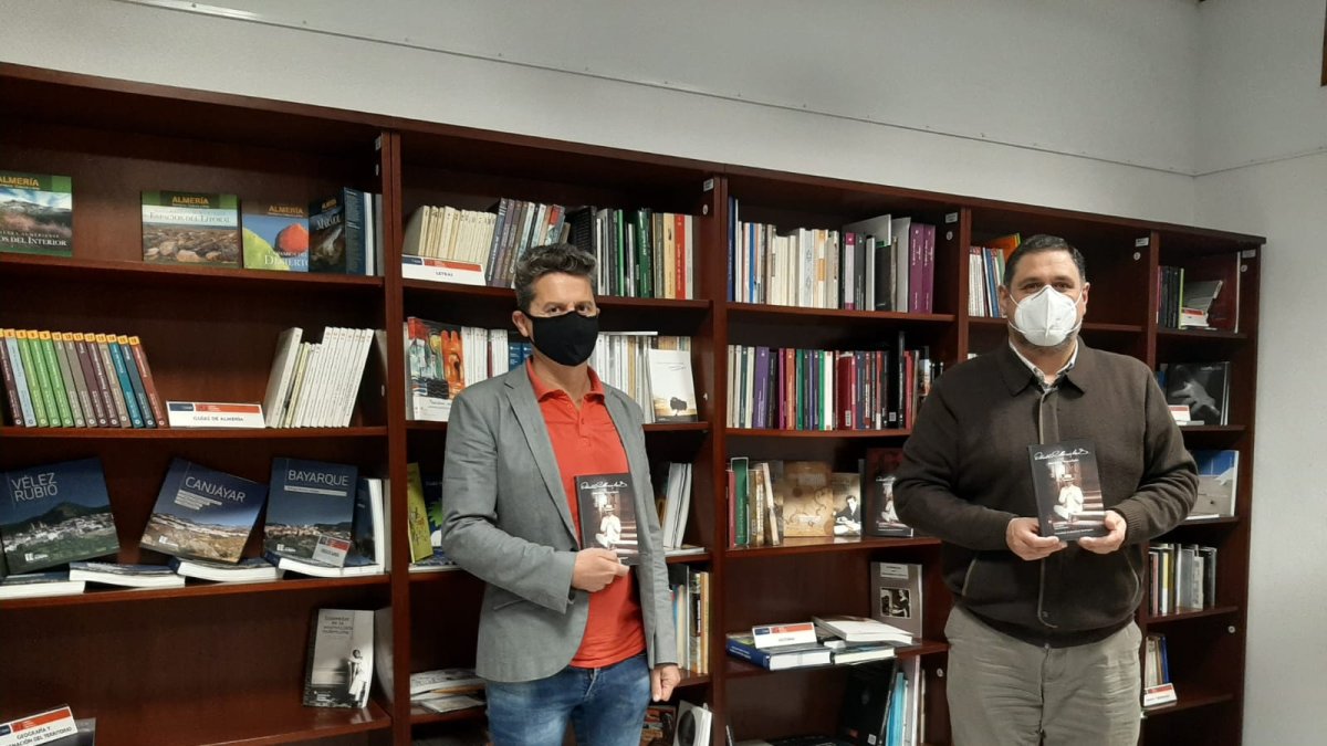 El autor del estudio, junto al director del IEA, Francisco Alonso.