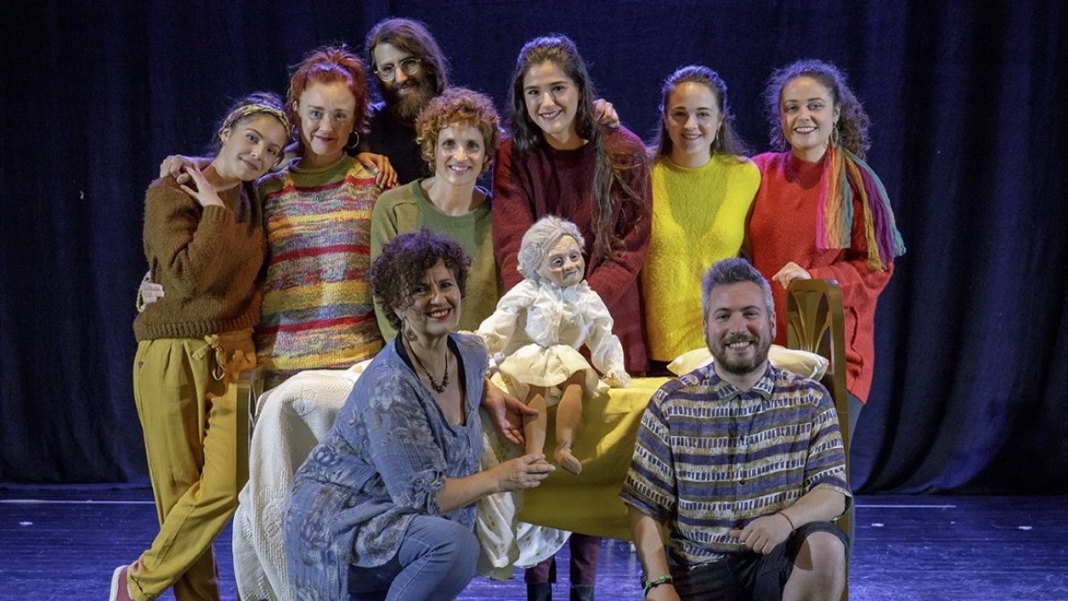 El Aula de Teatro de la UAL celebra con la marioneta protagonista sus últimos éxitos.