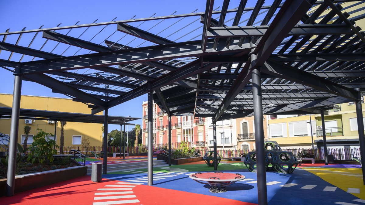 Nuevo parque infantil habilitado en la Plaza López Falcón.