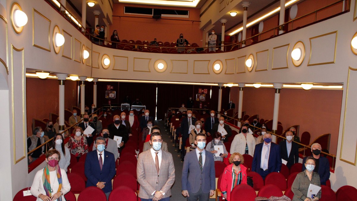 El alcalde y concejales con los homenajeados, en el Teatro Apolo.