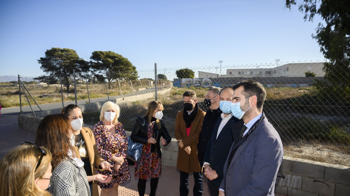 El solar donde irá el Conservatorio de Danza ha sido visitado por el alcalde, su equipo y miembros de la comunidad educativa.