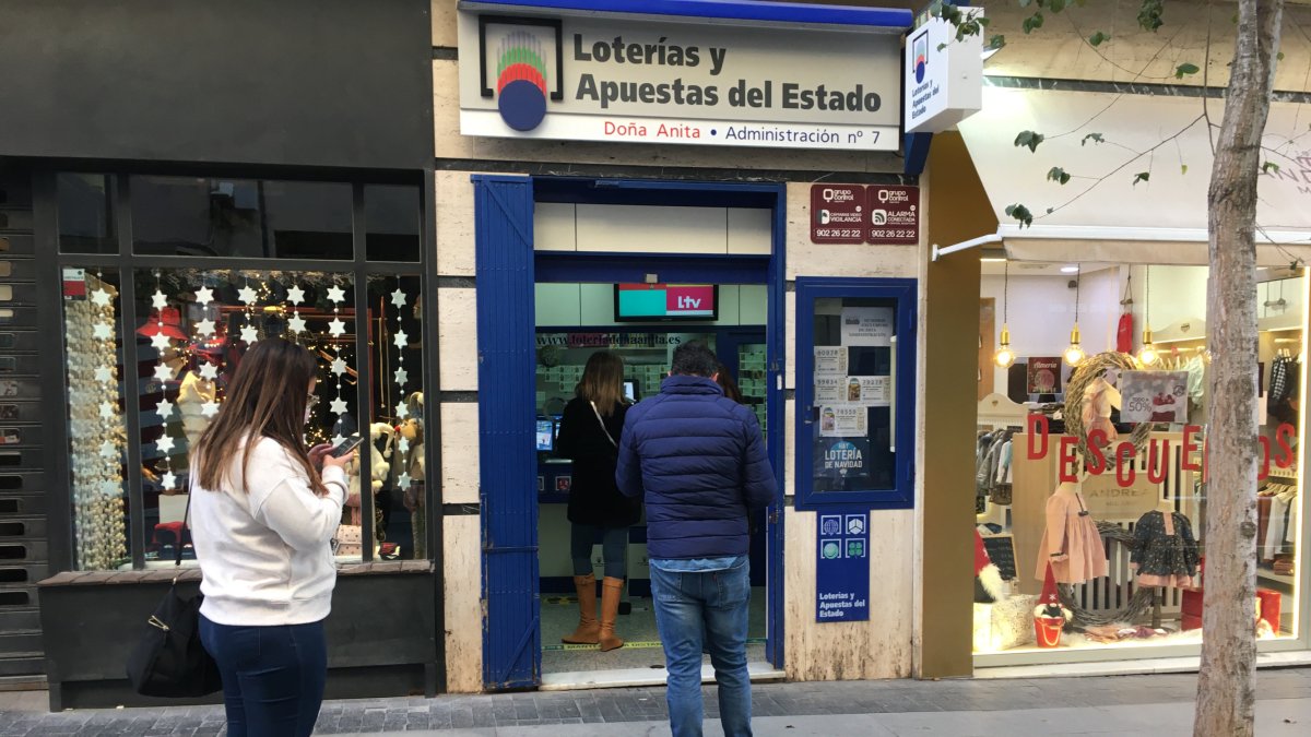 Entrada a una administración de Lotería de Almería capital en la jornada del lunes.