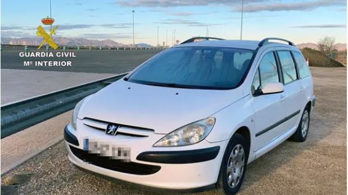 Imagen del turismo interceptado por conducción temeraria. Foto: Guardia Civil