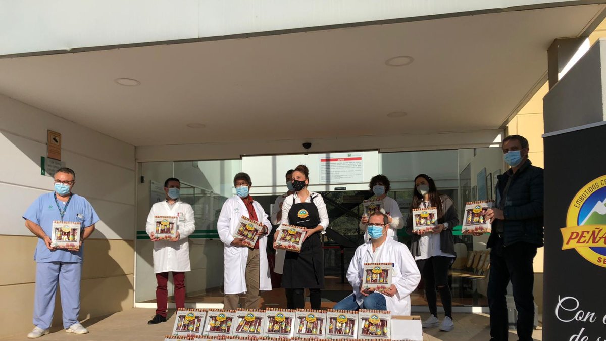 Pilar Cruz junto a sanitarios de Torrecárdenas en el momento de la entrega.