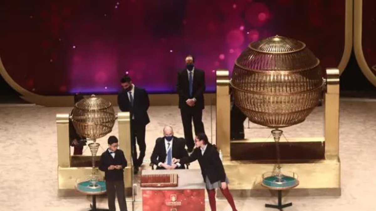 Dos de los niños de la residencia de San Ildefonso Salvador Constantin Roaan y Noura Akrouh cantan alguno de los premios.