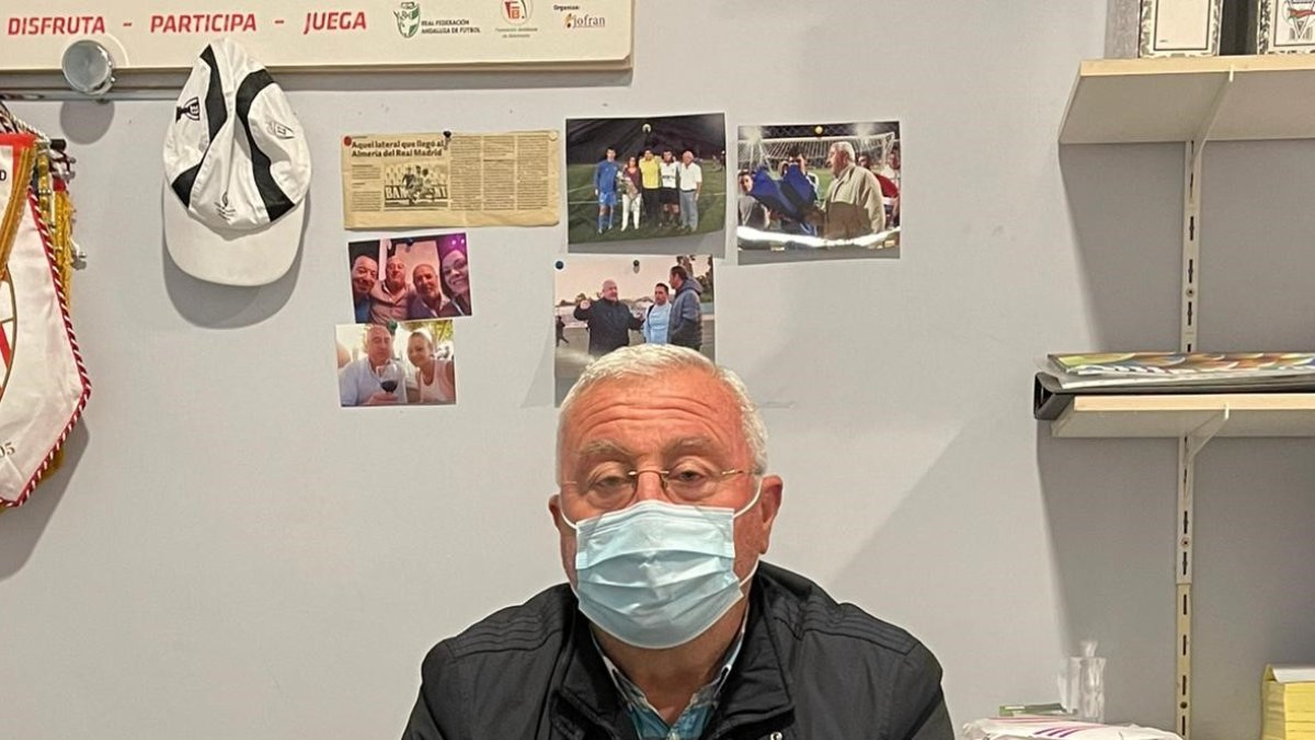 Antonio Ramón en su despacho del complejo deportivo municipal cañaero.