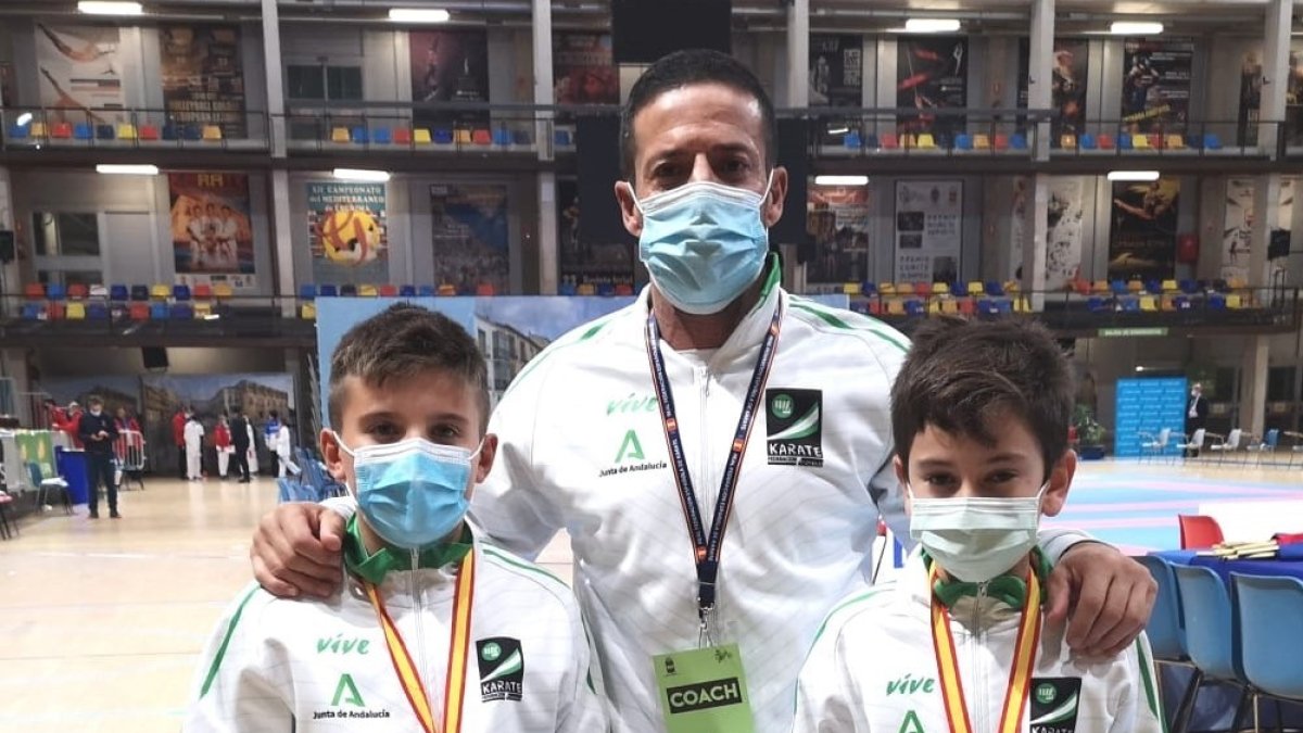 Saúl y Adrián, con Cayetano García.